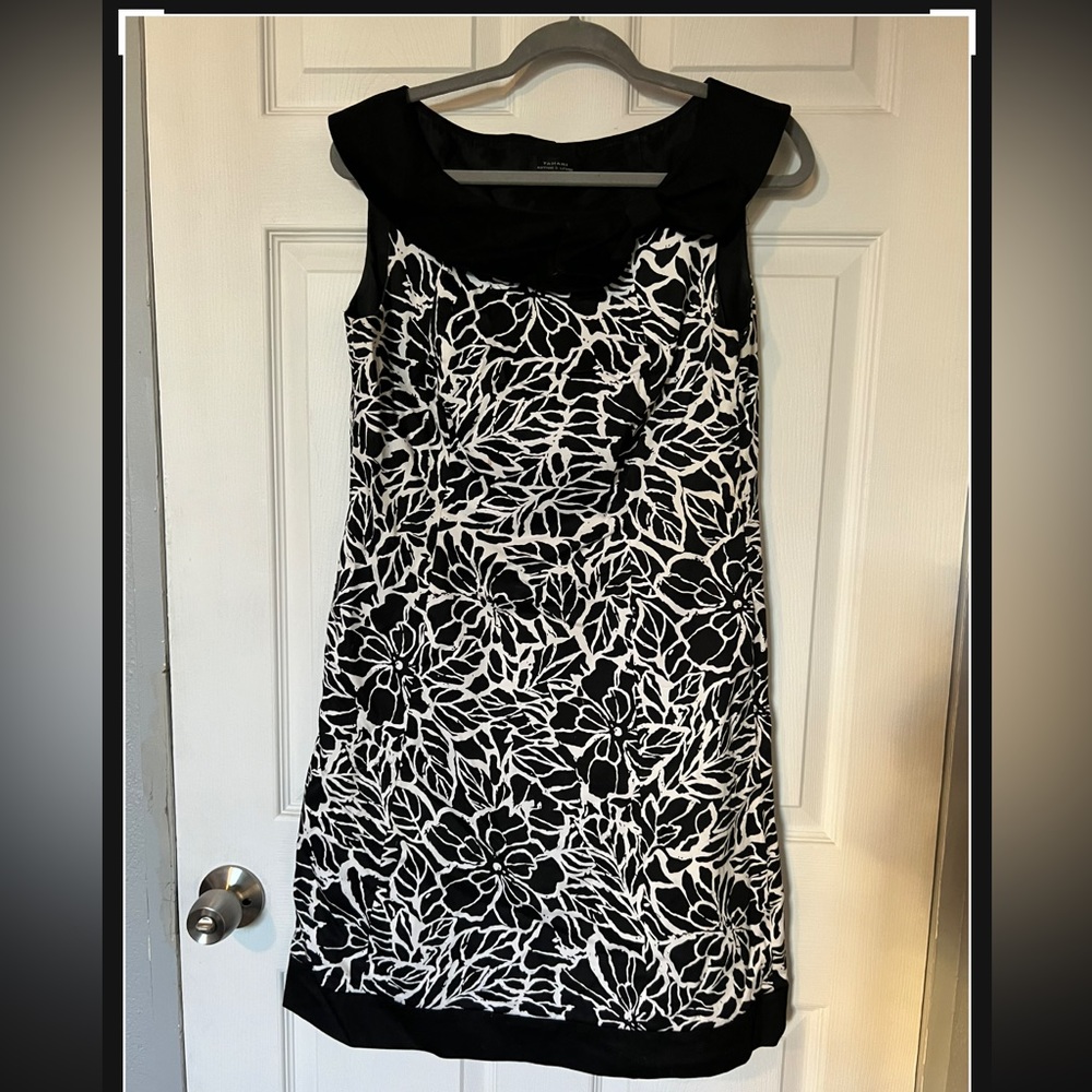Tahari Arthur S. Levine black and white flower print cocktail dress. Size 6
